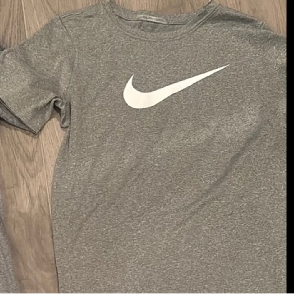 Nike Kids Gray T-Shirts Size L